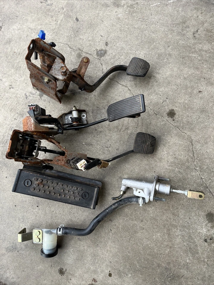 03-08 Nissan G35 350Z  Manual Trans 6-Speed MT Brake And Clutch Pedal - Image 1 of 2