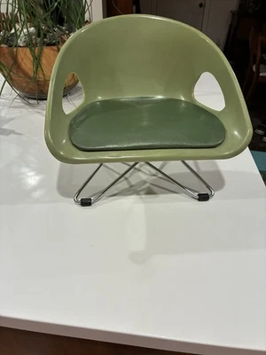 Asiento elevador infantil MCM Cosco vintage verde aguacate con patas cromadas ajustables Foto 1 de 4