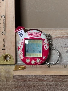 Portachiavi Tamagotchi Connection v5.5 Familtchi Celebrity Red Stars 2004 inglese - Foto 1 di 2