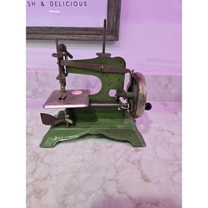Máquina de coser infantil miniatura vintage Metal Works verde  - Imagen 1 de 8