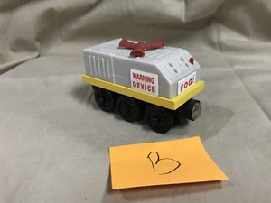 Thomas and Friends Panzermotor Holzbahn Zug Nebelhorn Wagen mit Sound B - Bild 1 von 6