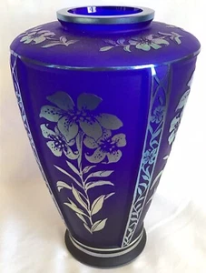 Fenton art glass Connoisseur Collection Favrene cut back vase "limited edition" - Picture 1 of 4