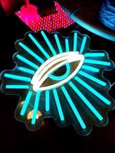 INSEGNA LAMPADA OCCHIO GOD EYE ACRILICO LUMINOSA NEON LED SIGN LIGHT USB 33 CM - Picture 1 of 5