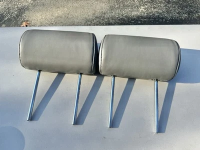 Juego de reposacabezas de asiento trasero gris tercera fila Toyota Land Cruiser 1998-2007 Foto 1 de 2