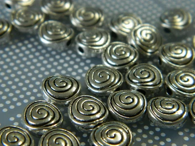 Espaciadores de cuentas de metal plateado estilo tibetano de 8 mm - Cuentas espaciadoras planas redondas - Plateadas Foto 1 de 4