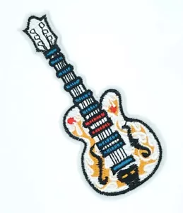 CHITARRA ELETTRICA IRON-ON TOPPA ricamata STRUMENTO MUSICALE ROCK ROLL bianco - Foto 1 di 1