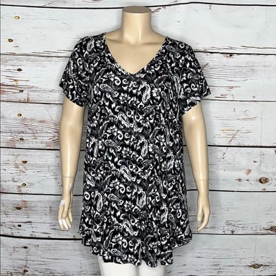 Blusa Roaman's nova com etiquetas tamanho 22/24 1X preta e branca estampa paisley bainha swing malha top - Imagem 1 de 4