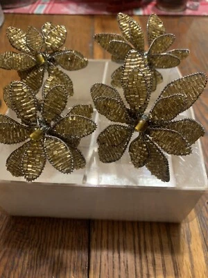 Juego de 4 servilleteros con cuentas envueltos en alambre tono dorado hechos en India Foto 1 de 4