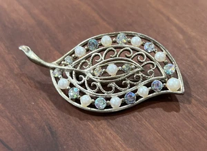 Vintage LC Liz Claiborne Signed Pearl Leaf Brooch Pin Silver Tone Estate - Picture 1 of 3