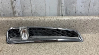 14 17 Chevrolet SS Sedan Passenger Side Fender Grille Marker Light GM 92273264 - Image 1 of 4