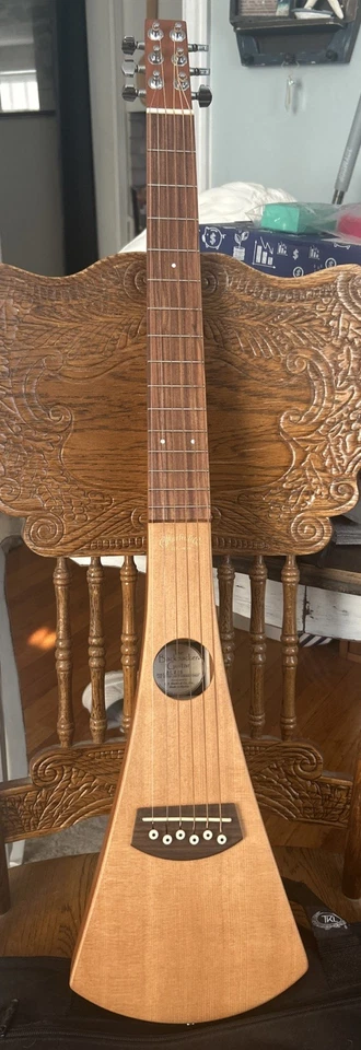 Guitarra acústica de viaje Martin Backpacker, para zurdos, con estuche blando Foto 1 de 4