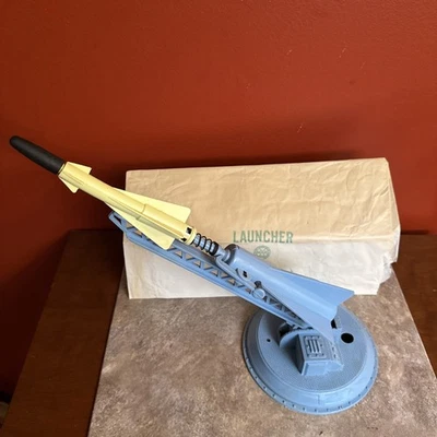 Lanzador y cohete vintage MARX azul atómico Cabo Cañaveral con bolsa Foto 1 de 4