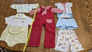 Lotto/Abiti Vintage Baby Boy 0-12 Mo's & Doll - Pagliaccetto Giallo, Salopette Rossa, 6pz - Foto 1 di 5