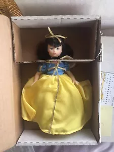 Horsman NIB 1981 Walt Disney's Classics Snow White 9" Doll In Beautiful Dress - Picture 1 of 3