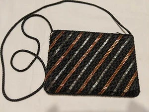 Bolso de hombro formal negro, borgoña y dorado con cuentas, mide 8" x 5-1/2" - Imagen 1 de 5