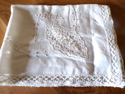 Linge ancien Dessus de meuble lin blanc ,dentelle ,incrustations brodé de fleurs - Photo 1/4