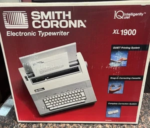 Máquina de escribir electrónica Smith Corona XL 1900 TOTALMENTE NUEVA SELLADA DE FÁBRICA DE COLECCIÓN AÑOS 80 - Imagen 1 de 4
