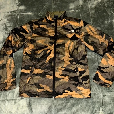 Chaqueta acolchada The North Face para hombre pequeña verde oliva con bolsillos camuflados al aire libre cremallera completa Foto 1 de 4