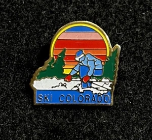 Pin de esquí ESQUÍ COLORADO insignia de novedad COLORADO recuerdo viaje complejo solapa arco iris - Imagen 1 de 3