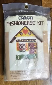 Caron Fashionease Kit Swiss Chalet Key Holder Plastic Canvas Kit - Picture 1 of 3