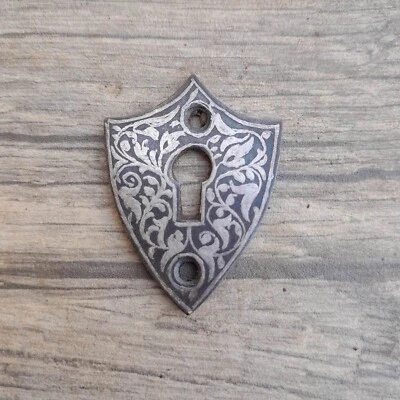 Cómoda de cajón vintage con forma de escudo de hierro plateada damascena ESCUCHEON agujero para llave Foto 1 de 4