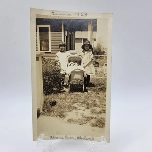 Foto antigua 1924 niñas con muñecas en carruaje de mimbre - Imagen 1 de 2