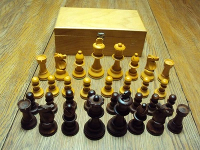 Juego de ajedrez ponderado vintage de madera marrón y amarilla en caja original hecho en Francia Foto 1 de 4