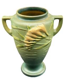 Vaso doppio manico ceramica floreale in rilievo verde marrone Roseville 1945 vintage - Foto 1 di 7