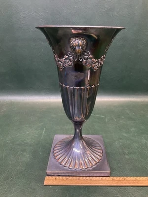 Jarrón trompeta antiguo placa de plata sobre cabezas de león de cobre con sello Sheffield Foto 1 de 4