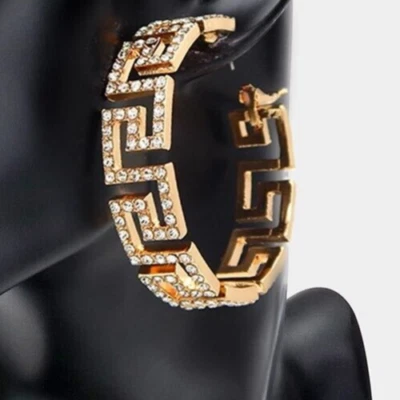 NUEVOS PENDIENTES DE ARO REDONDOS LLAVE GRIEGA GRANDE DETALLES DIAMANTES DE IMITACIÓN AMARILLOS VERA POR NY 2" Foto 1 de 4