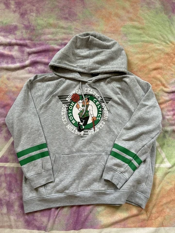 Boston Celtics NBA Sweatshirt Size XL Worn  Fits Small Flaws Pictured Cover