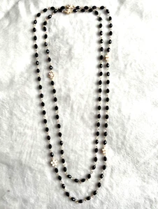 Collana da donna lungo perle di vetro nero con ciondolo bianco - Imagen 1 de 2