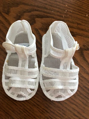 复古 Gertrudes 新生儿女宝宝白色网扣 T 型带凉鞋 1 — 第 1/4 张图片