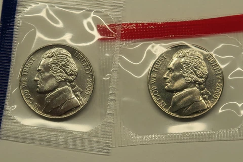 2000 P & D Uncirculated Jefferson Nickels in Mint Cello, Free Shipping Cover