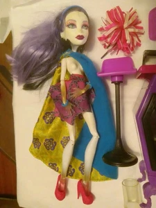  Monster High Spectra Vondergeist Ghoul Spirit Cheerleader Plus Extras - Bild 1 von 6