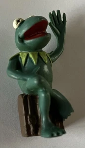 Schleich Kermit The Frog Waving Suitcase PVC Figure 2.5" Muppets 1956-1978 - Picture 1 of 3