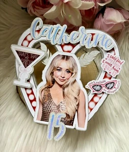 Sabrina Carpenter Personalisierter 3D Shaker Kuchen Topper. Name, Alter. Geburtstag - Bild 1 von 2