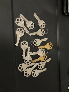 KONVOLUT 15 Kwikset Schlüssel Schlosser --- KÖNNTEN EINIGE DUPLIKATE SEIN - Bild 1 von 1