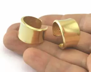 Anillo ajustable latón crudo (18,5 mm 8,5 EE. UU. tamaño interior - ajustable) Oz3454 - Imagen 1 de 2