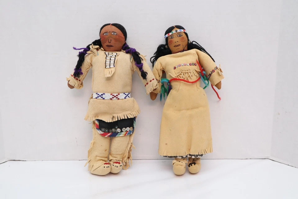 Antiguo par de muñecas de cuero decoradas con cuentas indias SIOUX nativas americanas Foto 1 de 4