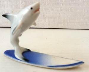 KLIMA K467 Miniature statuette en porcelaine - REQUIN SUR PLANCHE DE SURF - Picture 1 of 3
