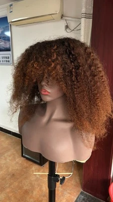 Pelucas rizadas rizadas de 18 pulgadas hechas a máquina con flequillo color ombre pelucas 200 % densidad Foto 1 de 4