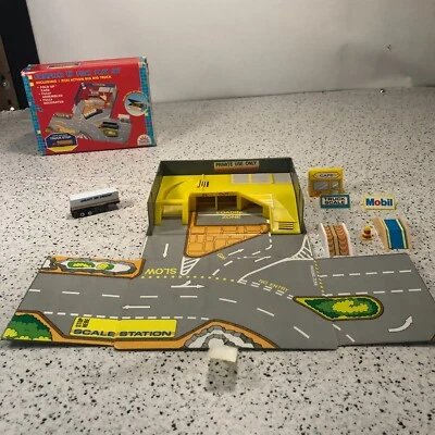1989 FunRise Micro Action Truck Stop Playset Folding Fold out with Box - Изображение 1 из 4