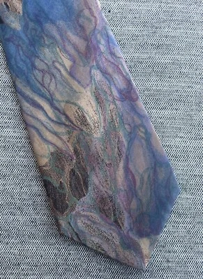 Corbata abstracta Mario Valentino marrón tostado azul 57" largo ambiente acuarela Foto 1 de 4