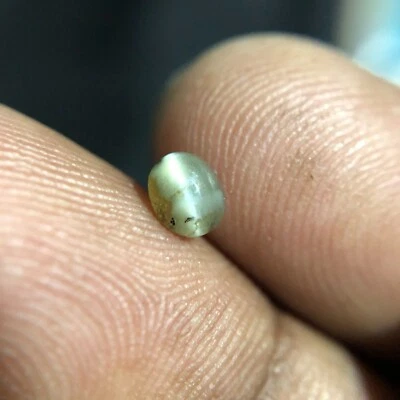 0.40 CT Natural Green Chrysoberyl Cat’s Eye Oval Unheated Ceylon Gemstone - Image 1 of 4