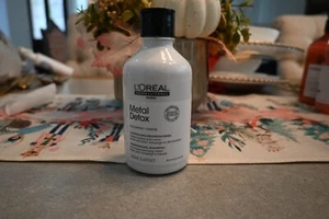 L'OREAL Metal Detox Shampoo | Sulfate-Free Metal Remover for Colored Hair, 300ml - Picture 1 of 2
