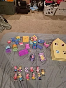 Peppa Pig Figuren mit Haus und Zubehör - Bild 1 von 9