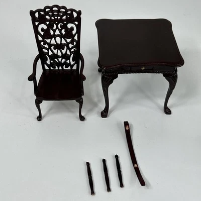 Mesa victoriana miniatura Bespaq de colección para casa de muñecas con cajones sillón ornamentado más Foto 1 de 4