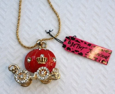 Collar colgante Betsey Johnson rojo Cenicienta carro entrenador calabaza brillante nuevo con etiquetas Foto 1 de 4