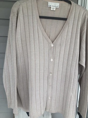 Hermoso suéter cárdigan brillante para mujer. Talla 1x. KIM ROGERS. Colores crema.  Foto 1 de 4